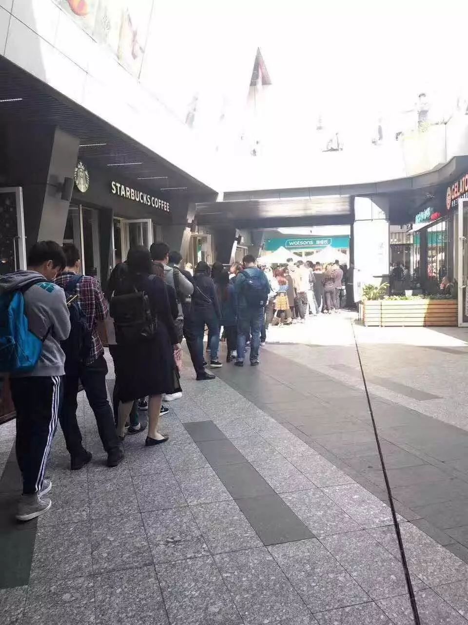 喪茶實體店開業(yè)，有爆料稱雇人排隊 元一天？