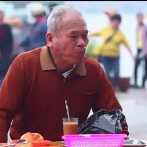 海南農(nóng)村村民喝咖啡成癮，早飯在大排檔油條配咖啡！