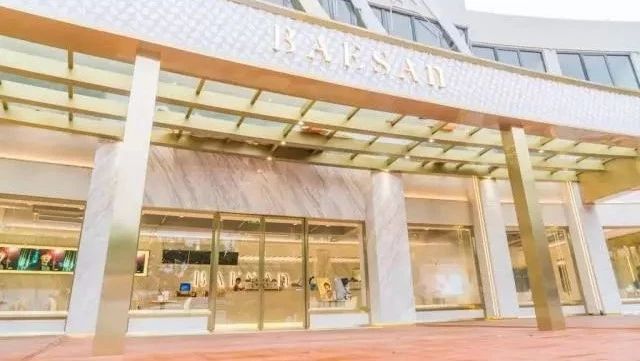 芭依珊瘋了，他的新店有 個籃球場大，共 平米