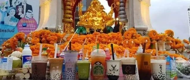 星巴克、鹿角巷成寺廟供品  小伙伴們驚呆了