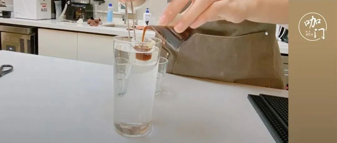 瀑布冰美式刷屏！咖啡越“離譜”越走紅，這是好事嗎？