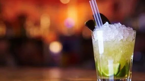 茶飲新配方、制冰機、吧臺、封口機、紙杯、凈水器…… 你想要的這里都有