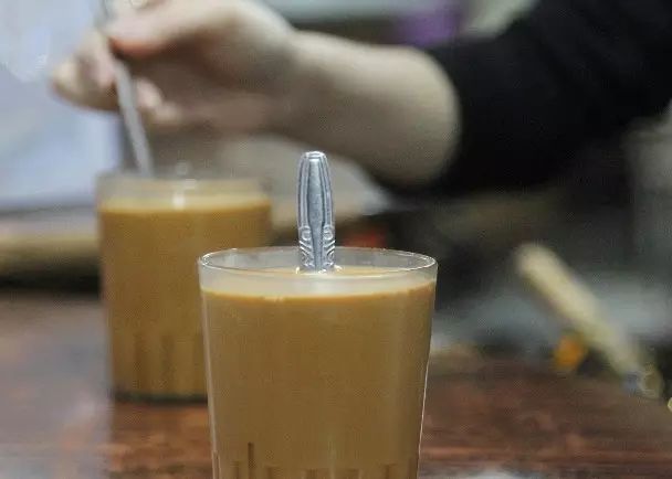 瓦煲奶茶香滑的秘密是什么？