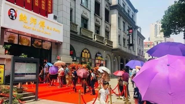 網(wǎng)紅店“請(qǐng)人排隊(duì)”被暗訪抓現(xiàn)行  “鮑師傅”這次武漢演砸了