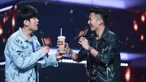 周杰倫喜提人民日報，因為一杯奶茶？