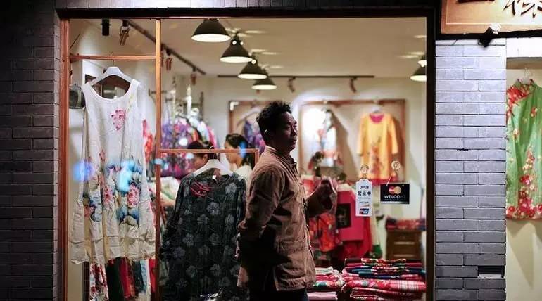 如何吸引從店門口路過的顧客進店消費？