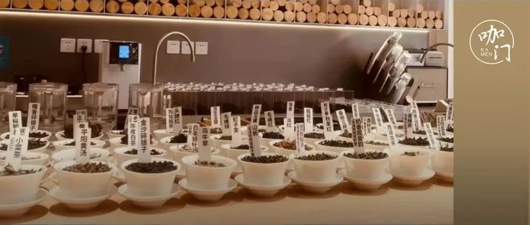 點單像“翻牌子”，近百種茶底可選！這是什么茶飲新模式？