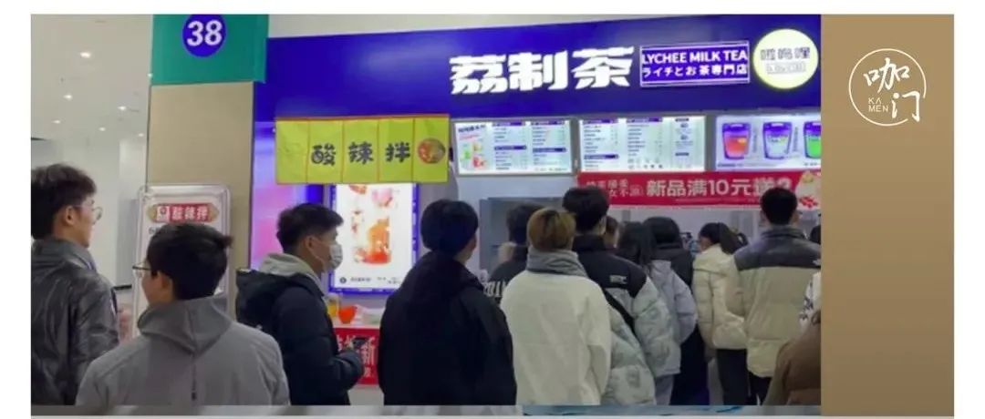 一條街 家店，家家排到馬路邊！下沉茶飲的 個(gè)新發(fā)現(xiàn)