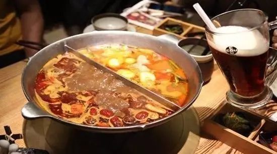 逛了兩天商場我們發(fā)現(xiàn)：餐廳真的要和茶飲店搶生意了！
