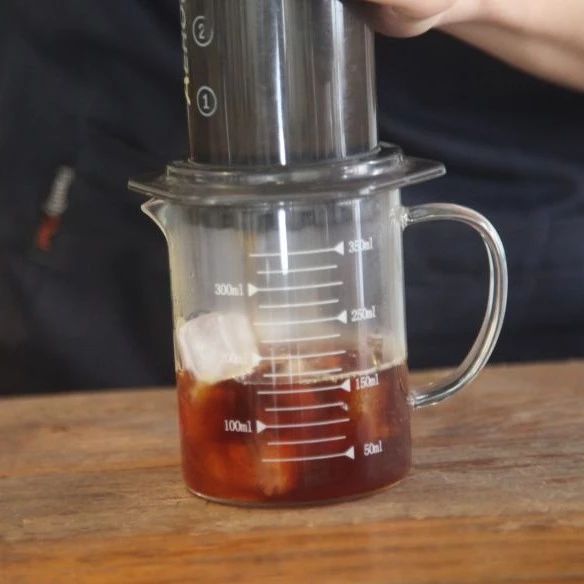 命都是冰咖啡給的！教你用愛樂壓制作一杯冰咖啡！