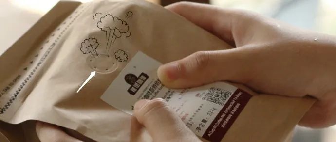 注意：這個小孔并不是用來擠氣聞香的??！